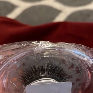 Thick false lash, with self adhesive strip